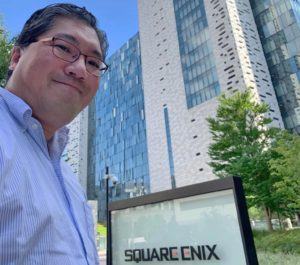 Yuji naka, creatore di sonic, davanti alla sede di square-enix