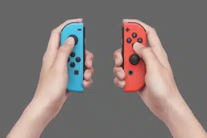 Nintendo-switch-modello-oled-rosso-neonblu-neon-schermo-7-pollici. Jpeg